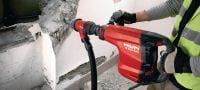 TE 800-AVR Concrete demolition hammer Very powerful TE-S demolition hammer for heavy-duty chiseling in concrete, with Active Vibration Reduction (AVR) Applications 2